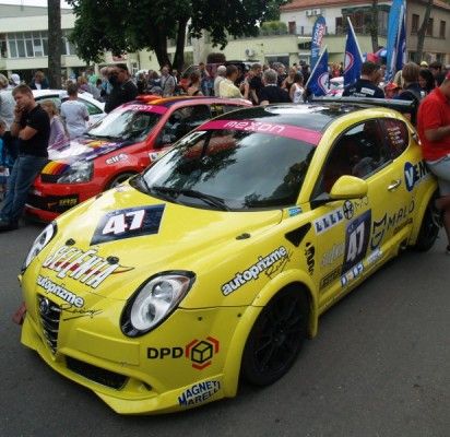 Spalvingame lenktynių parade dalyvavo visos 38 komandos.