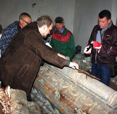 L. Kavaliausko (kairėje) teigimu, Tiškevičių koplyčios radinys yra antras pagal svarbą per 15 metų. Gintauto Maciaus nuotr.