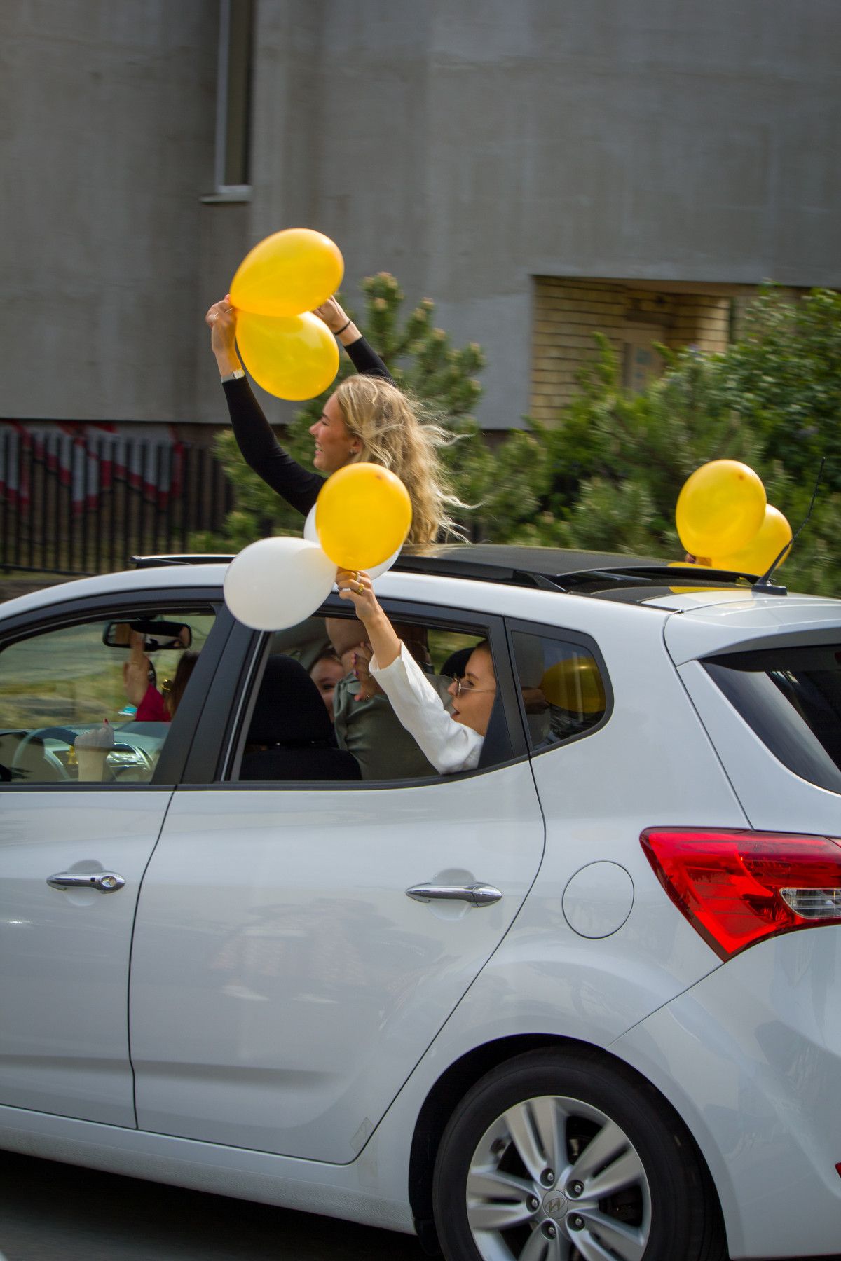 Į paskutines savo pamokas abiturientai atvyko išpuoštais automobiliais.