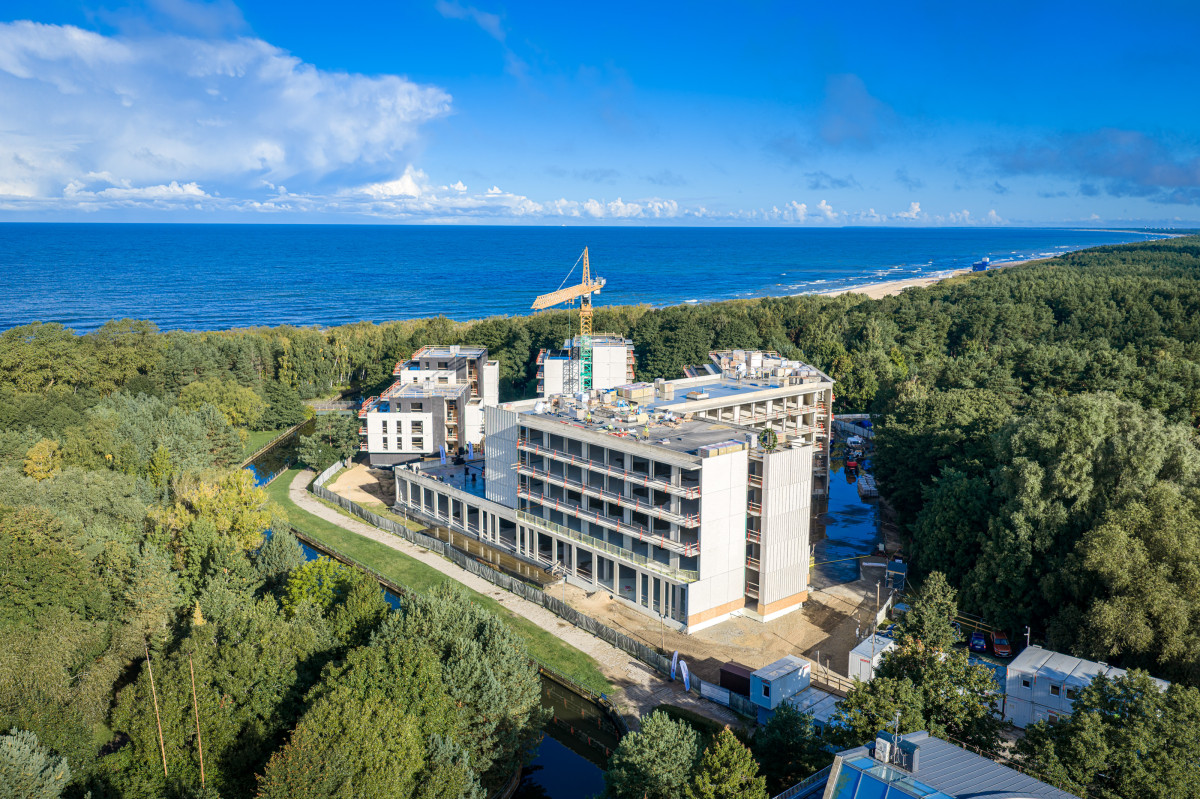 Palangoje statomas „Palanga Marriott Resort & Spa“ pasiekė aukščiausią tašką – iškeltas vainikas (FOTOGALERIJA)