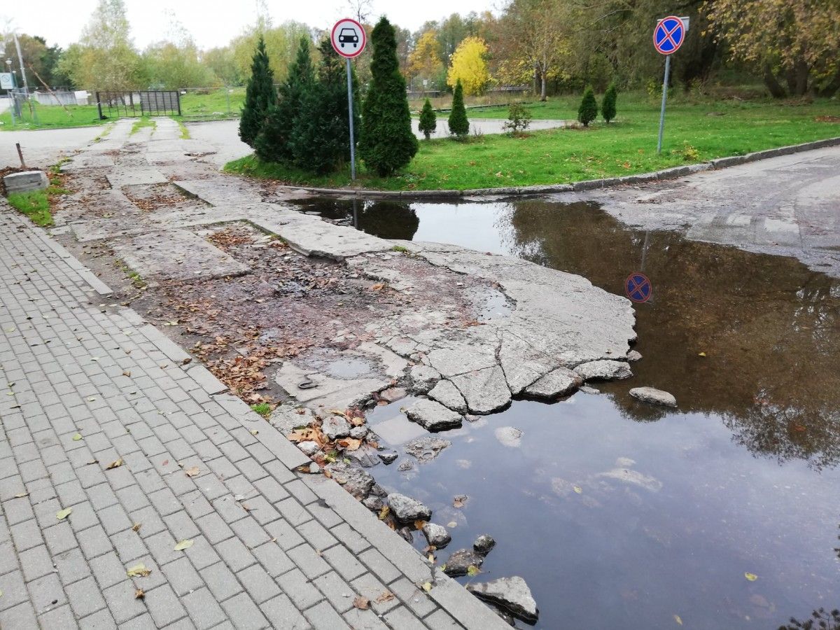 Išpuoselėtoje Palangoje – griuvena automobilių stovėjimo aikštelė