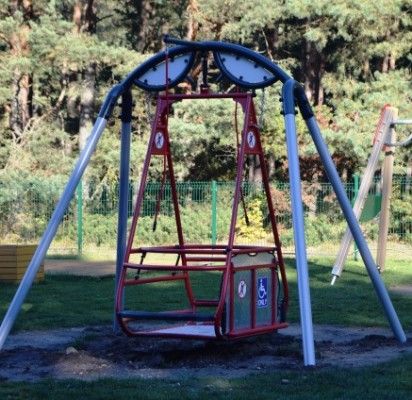 Palangos vaikų parkas praturtintas neįgaliesiems skirtomis sūpynėmis