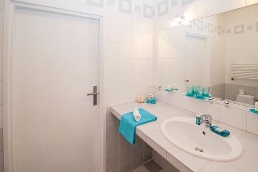 Kokius sprendimus verta įgyvendinti, turint mažą vonios kambarį?