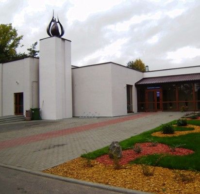 Neatpažįstamai pasikeitusiems laidojimo namams – klebono pašventinimas
