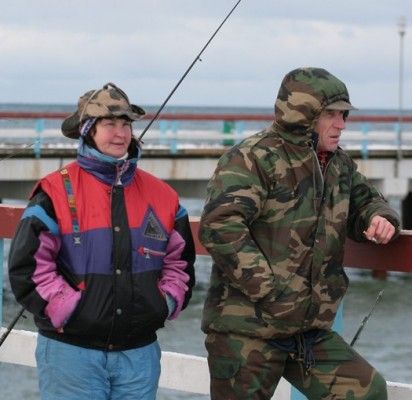 Stintų meškeriojimo varžybų dalyviai treniruojasi... užmesti meškerę