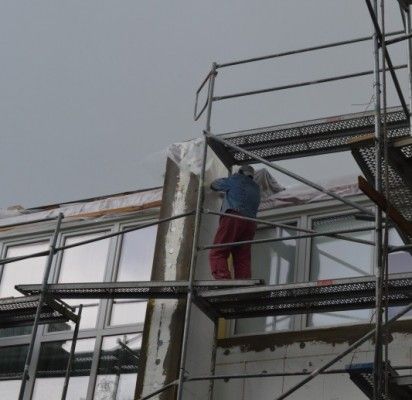 Renovuojamas namas gamtos šėlionių neatlaikė: lietus prasiveržė ir į butus
