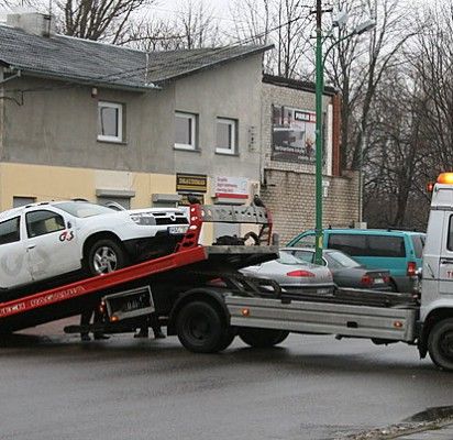 Prie Malūno gatvėje esančios saugos tarnybos būstinės stovintį gerokai aplamdytą visureigį „Dacia Duster“ pastebėjo praeivis. Lrytas.lt nuotr.