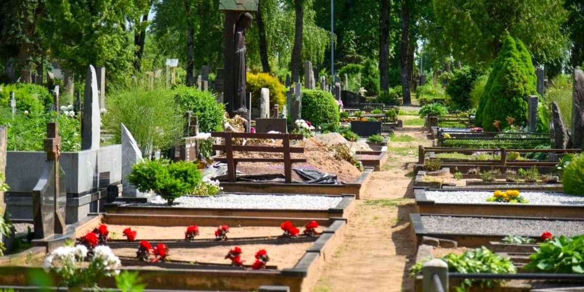 Mirtis palangiškius šiemet ypač šienavo metų pabaigoje. Laidojimo namų vadybininkas: "Kovidas" smarkiai pakeitė laidojimo tradicijas. Teko laukti eilutėje""