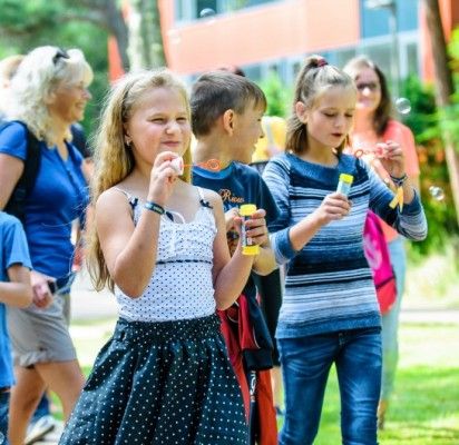 Palanga siūlo pagauti vėją – vaikams dovanoja muilo burbulų pramogas