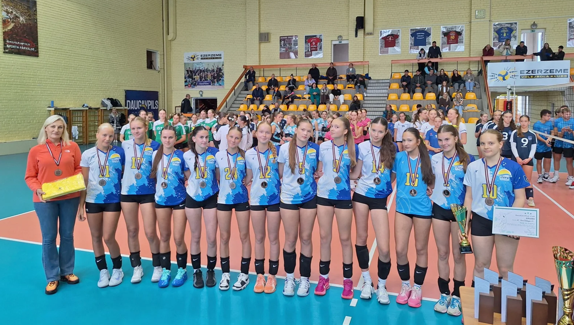 Palangos sporto centro U17 merginų tinklininkės iš Daugpilio parsivežė bronzos medalius