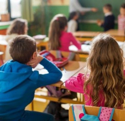 Į pirmą klasę žengti jaunesniam ar pasidžiaugti dar vienais vaikystės metais?