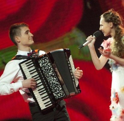 Išsipildė Justės svajonė dainuoti grojant simfoniniam orkestrui. Jai talkino akordeono virtuozas Algirdas Benetis.