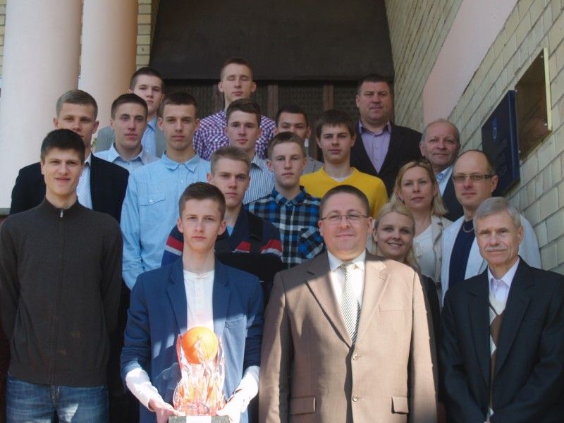 Lietuvos čempionų taurė – komandos kapitono Gyčio Šleiniaus rankose.