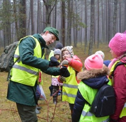 Medžius pažinti geriausiai galima miškuose, o ne iš paveikslėlių. Šie mažieji girinukai jau tą puikiai geba, jiems padeda Girinukų klubo mokytojas Raimundas Ereminas.