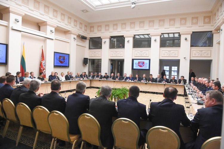Meras Šarūnas Vaitkus kartu su kitais 56 merais- pas Prezidentę