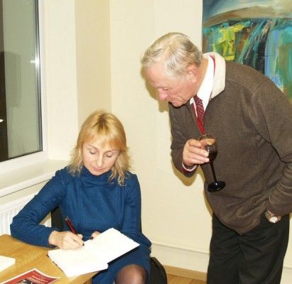 Po renginio E.Karnauskaitė dalijo autografus savo kūrybos gerbėjams palangiškiams.