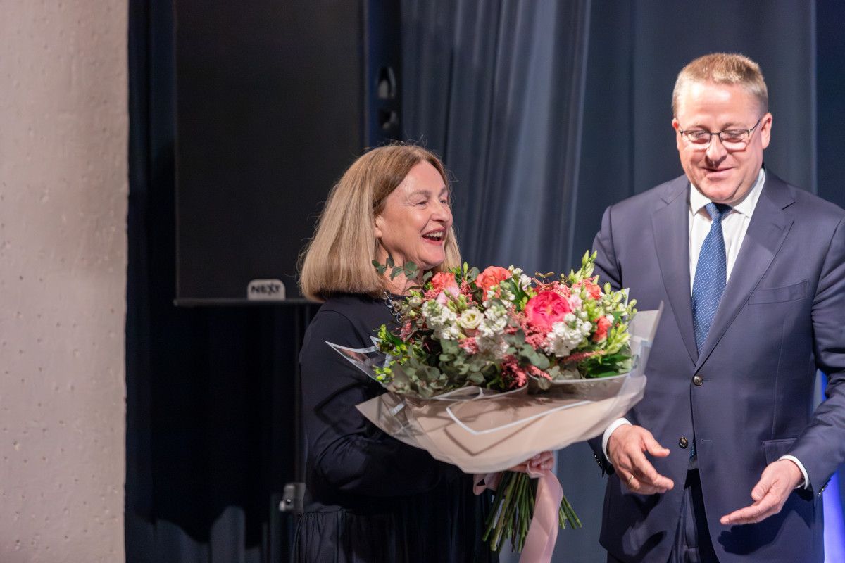 Kolektyvo vadovė Janina Serapinienė su Palangos meru Šarūnu Vaitkumi