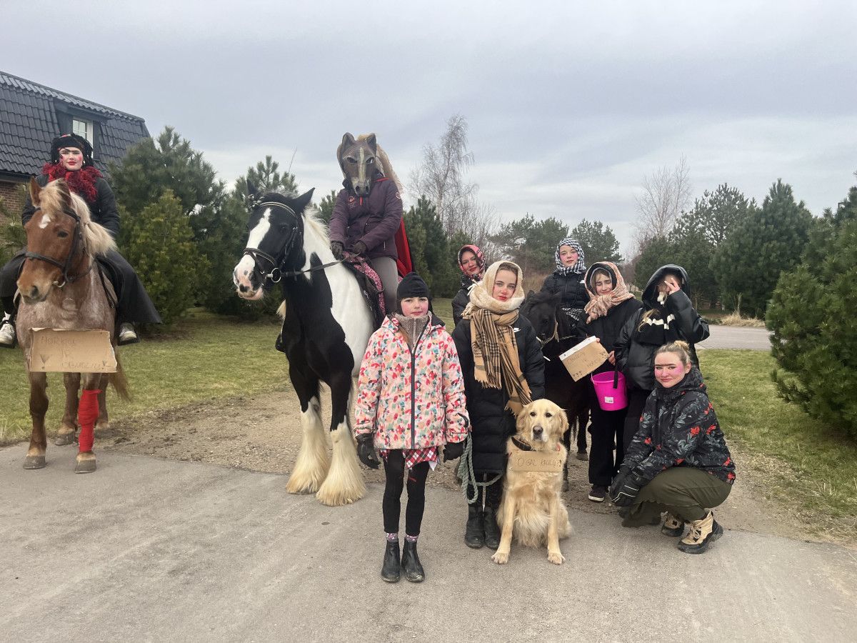 Užgavėniavo „Happy Horse“ žirgyno Palangoje vaikai su savo draugais žirgais
