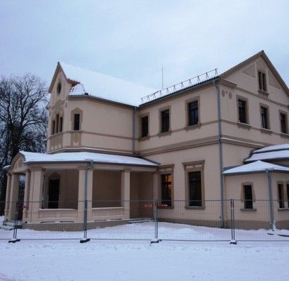 Mūrinėje Kurhauzo dalyje restauravimo darbai šiuo metu sustoję.