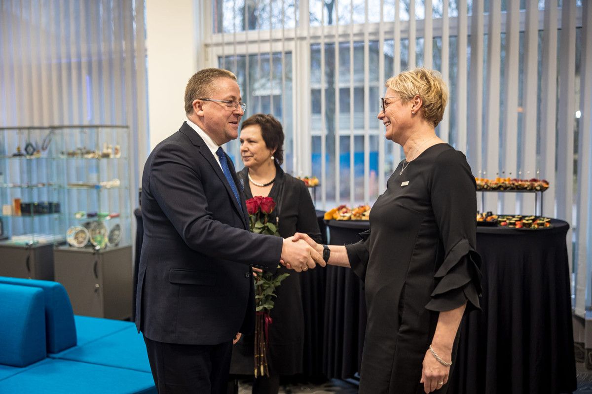 Meras Šarūnas Vaitkus sveikina Palangos TIC direktorę Rasą Kmitienę