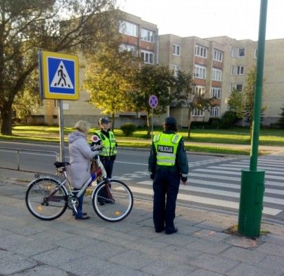 Pasirūpinkime savo saugumu – naudokime atšvaitus, dėvėkime ryškiaspalves liemenes
