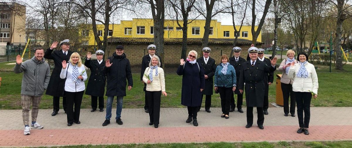Šventinę sekmadienio popietę Palangos kultūros ir jaunimo centro kolektyvai sveikino mamas daugiabučių kiemuose
