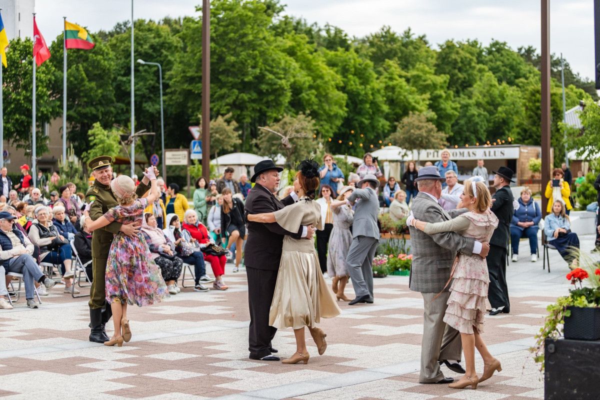 Savaitgalį Šventojoje vyks išskirtinis retro festivalis – menininkų skveras ir šokiai su svingo karalienėmis „The Ditties“