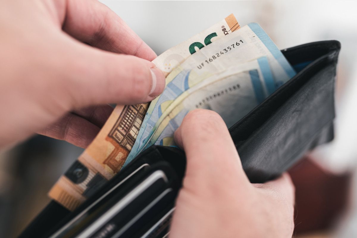 Gyvenančių „nuo algos iki algos“ mažėja, vis daugiau gyventojų taupo reguliariai