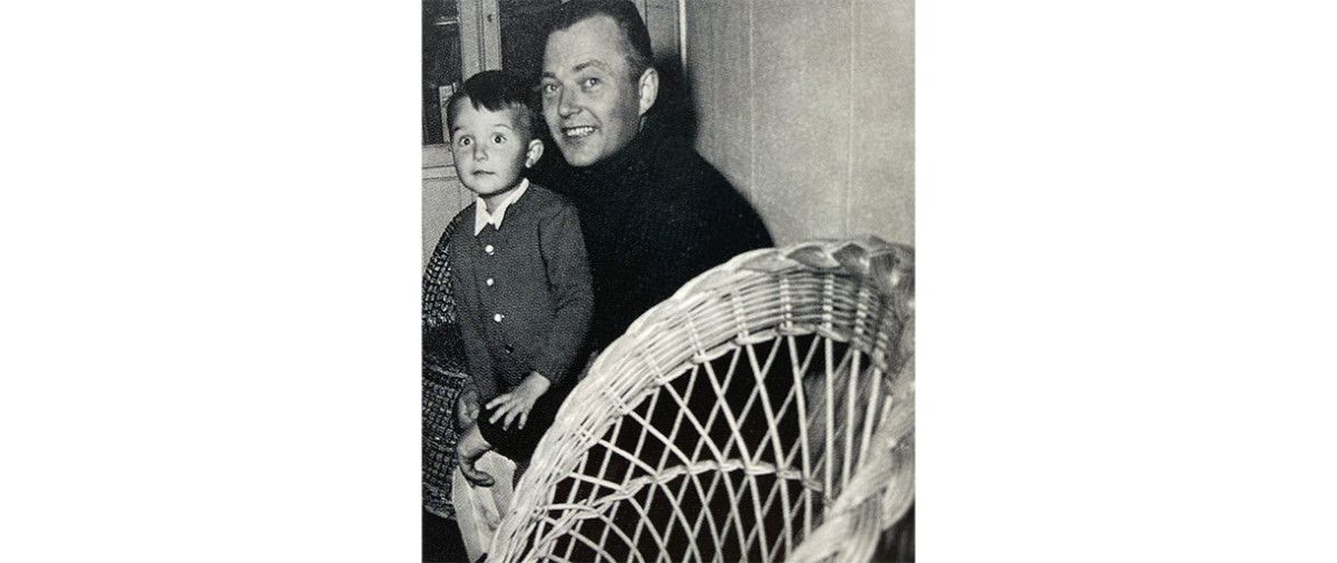 A. Mončys su sūnumi Jeanu Christophu šeimos bute Paryžiuje 1958 m. Nuotr. iš knygos „Antanas Mončys ir jo aplinka“. Lietuvos dailės muziejus, 2016