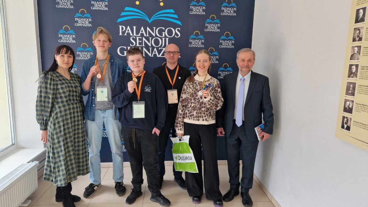 Visų trijų spalvų medaliais (aukso, sidabro ir bronzos) šiemet pasipuošė Palangos senosios gimnazijos atstovai : Jokūbas Gudaitis,Tomas Jakubauskas, Mūza Svetickaitė.