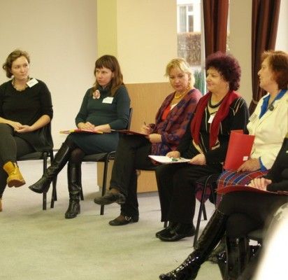 J.Cinskienė ir S.Benikienė (antra ir trečia iš kairės) sakė, jog praktinių užsiėmimų metu tikrai būta grįžtamojo ryšio su seminare dalyvavusių per 20 įvairių organizacijų atstovais.