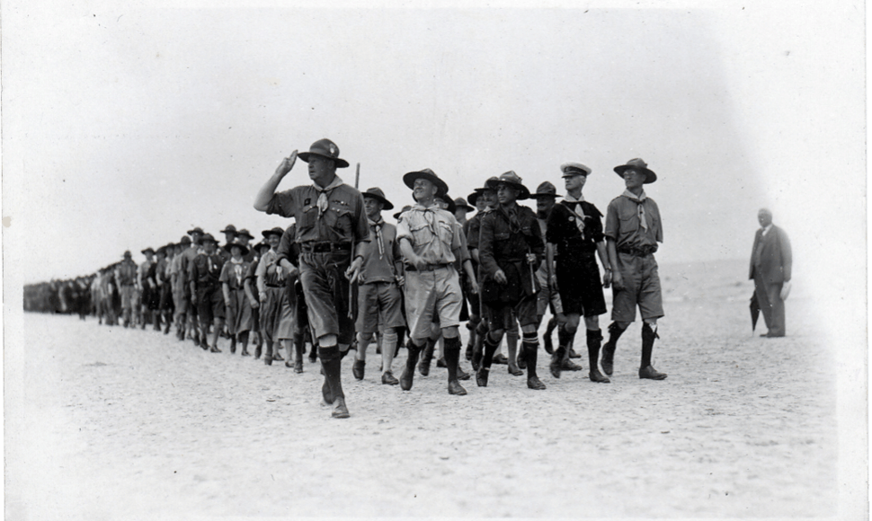 Sąskrydžio dalyvių paradas paplūdimyje generolo lordo Roberto Baden-Povelio vizito Lietuvoje metu. Aut. Mejeris Smečechauskas, iš Trakų istorijos muziejaus rinkinių