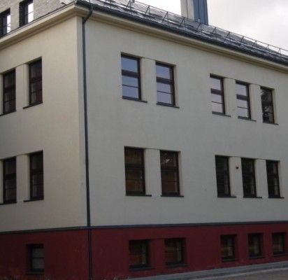 Mokslo metus mokyklos pasitinka švaistydamos viena į kitą karo kirvius