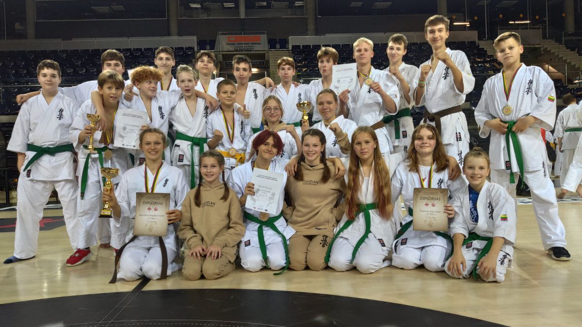 Palangos Kyokushin Karate mokyklos “Shodan” sportininkai iškovojo 3 aukso, 6 sidabro ir 5 bronzos medalius Lietuvos moksleivių taurės varžybose