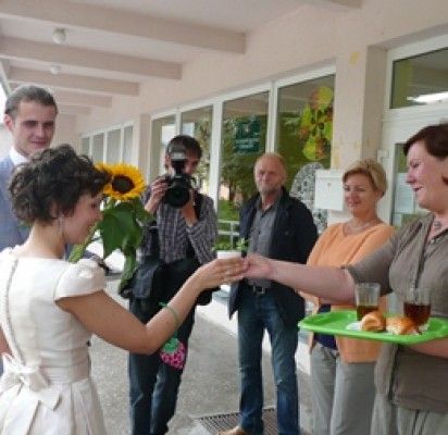 Po vestuvių ceremonijos – atgal į mokyklos suolą
