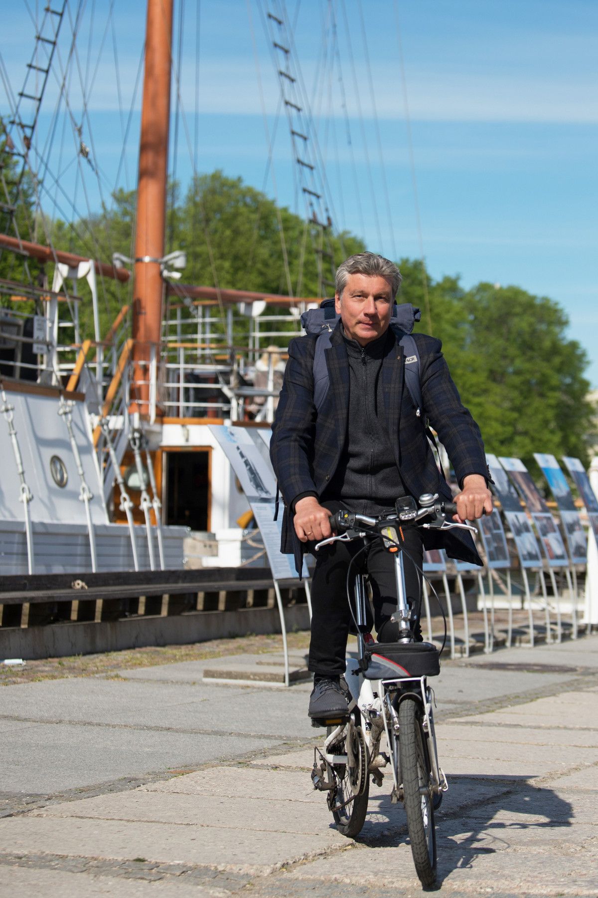 Gintaras Tomkus yra Klaipėdos laikraščio „Vakarų ekspresas” leidėjas ir redaktorius