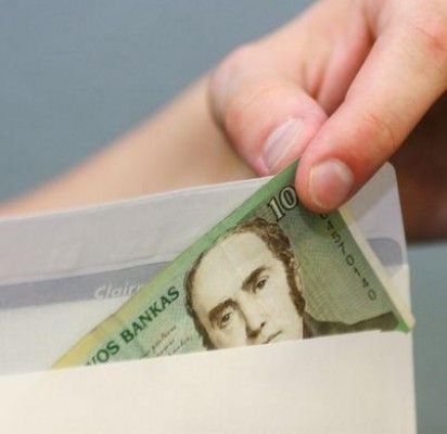 Už valdininkės įžeidimą teismas pensininkei skyrė 100 Lt baudą