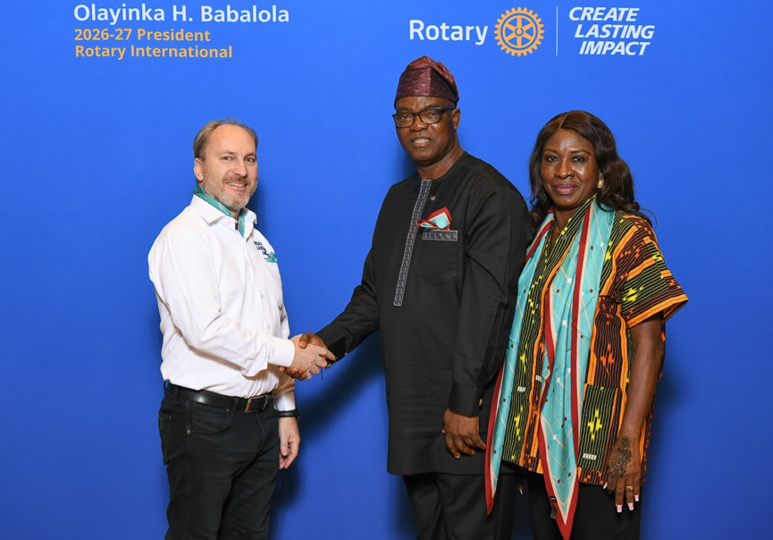 Lietuvos Rotary apygardos 1462 valdytojas Andrius Barniškis ir „Rotary International“ prezidentas Olayinka H. Babalola su žmona