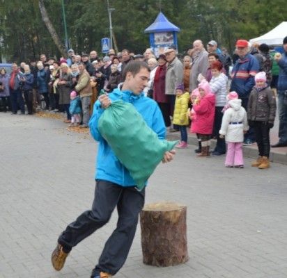 Turgaus šventėje bėgo su bulvių maišu, laikė kalakutą ir mėtė kiaušinius
