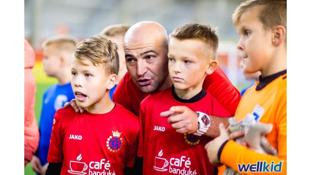 Ant Marselio Balasanovo, Palangos vaikų futbolą iškėlusio į neregėtas aukštumas, dantį griežia ir Sporto centro direktorius, ir kitų futbolo klubų vadovai (SKAITYKITE VISĄ STRAIPSNĮ NAUJAME "PALANGOS TILTAS" NUMERYJE)