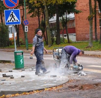 Tvarkomi šaligatviai ties J. Janonio ir Kastyčio g. sankryža.