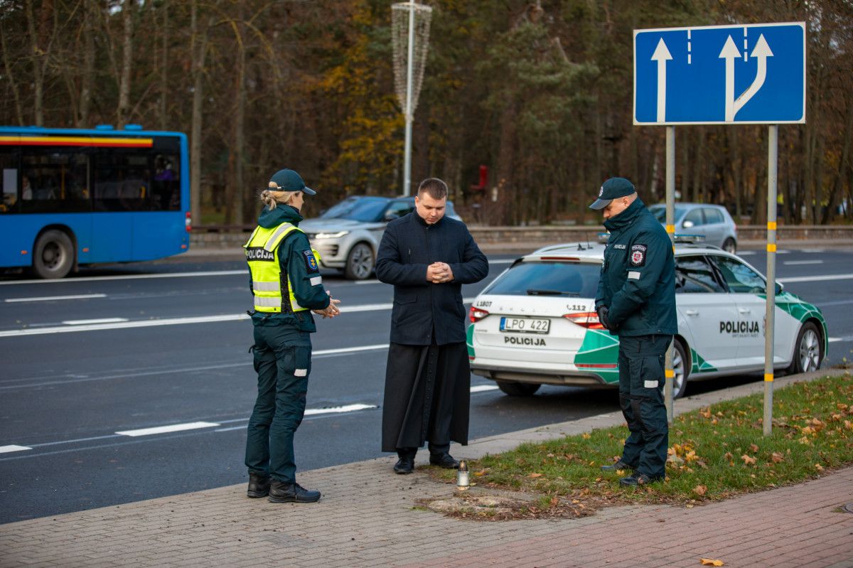 Klaipėdos apskrities kelių policijos pareigūnai žvakelėmis pagerbė žuvusiuosius per eismo įvykius