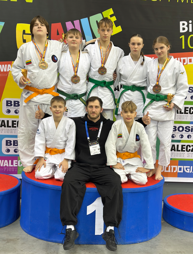 Viršuje iš kairės Kostas Bičkūnas, Gustas Kulikauskas, Aronas Norvaišas, Ugnė Trakytė, Emėja Beniušytė. Apačioje iš kairės Ignas Danilevičius, treneris Erikas Cchovrebovas ir Markas Kurpoviesas