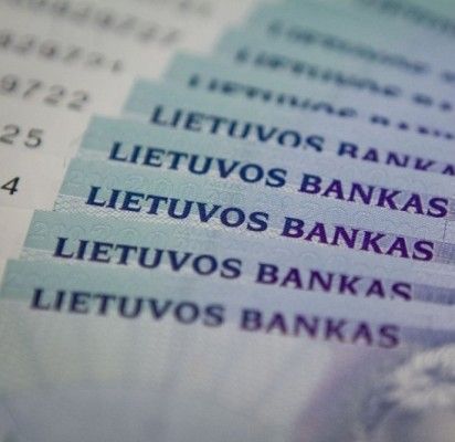 Valstybė partijoms atseikės milijonus