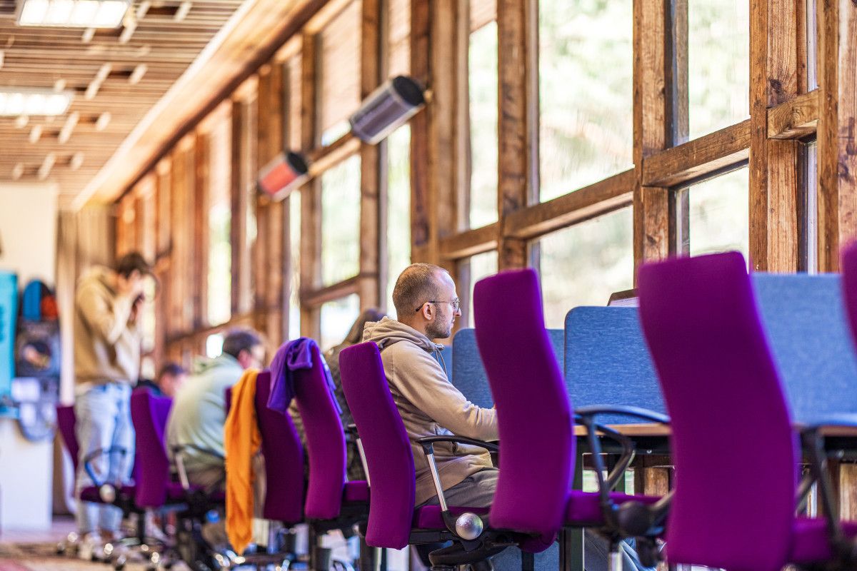 Out of Office palangiškiams su palangiškio kortele dovanoja nemokamą apsilankymą ir pavaišins kava