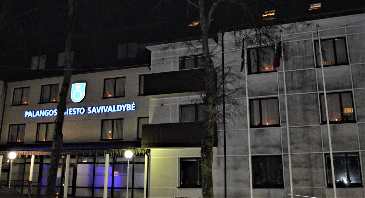 Palangos miesto savivaldybės administracijos languose sužibo atminimo liepsnelės
