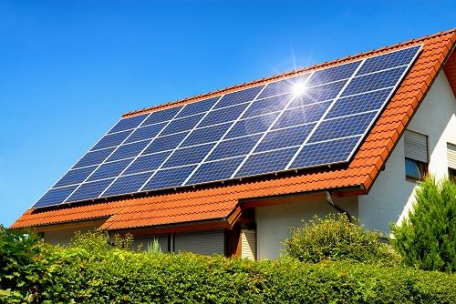 Paskelbė kas gaus paramą saulės elektrinių ir šilumos siurblių įsigijimui: skaičiai rekordiniai