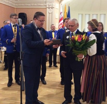 Palangos Kurhauzo salėje miesto Garbės piliečio regalijos iškilmingai įteiktos naujajam, jau aštuntajam Palangos miesto Garbės piliečiui, Vladui Žulkui.