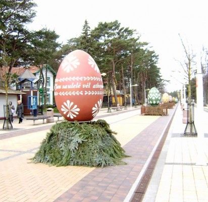 Palangoje duris atveria Velykų bobutės trobelė