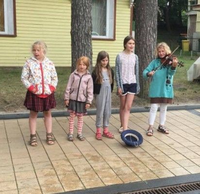 Į kurortą atostogauti su mama atvykusios 5-12 metų amžiaus mergaitės savo balsais suvirpino ne vieno praeinančio širdį.